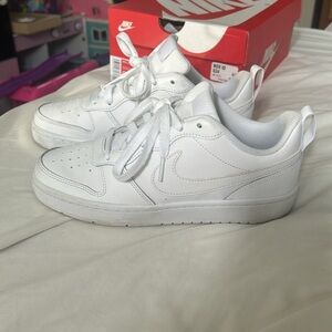 Big Kids size 5 white Nike sneakers NIKE COURT BOROUGH LOW 2